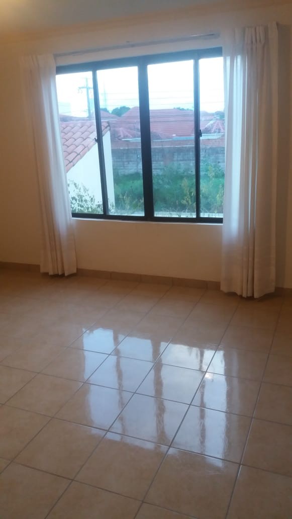 Casa ALQUILO CASA DE 2 PLANTAS, $US 700, DENTRO DE CONDOMINIO, ZONA NORTE 7MO ANILLO Foto 5