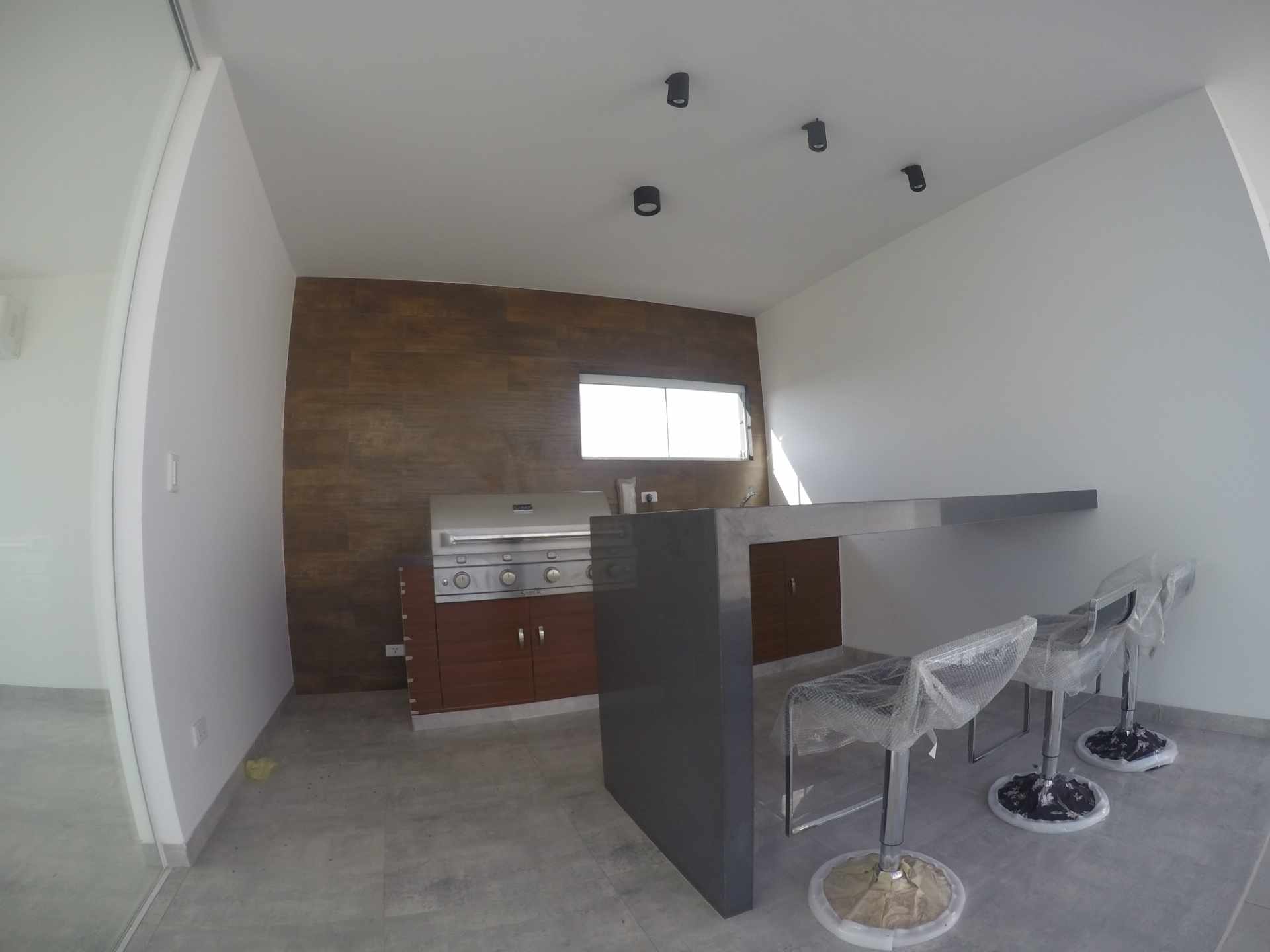 Departamento Condominio Condado 4 [Equipetrol, a lado del Colegio Alemán], Departamento a estrenar de lujo en alquiler de 2 suites + 1 parqueo techado. [1000$us., expensas incluidas] Foto 16