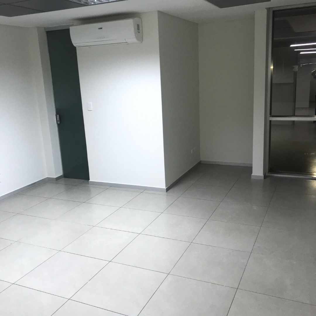 Oficina en Alquiler★¿Está Buscando más Prestigio para su Empresa? ★ Esta oficina en la Torre Dúo, es la solución. 8 dormitorios 1 baños 1 parqueos Foto 5