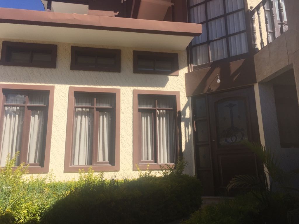 Casa en Sarco en Cochabamba 4 dormitorios 5 baños 4 parqueos Foto 1