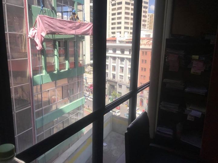 Oficina en VentaEdificio Handal entre Av. Mariscal Santa Cruz y Socabaya. Foto 6