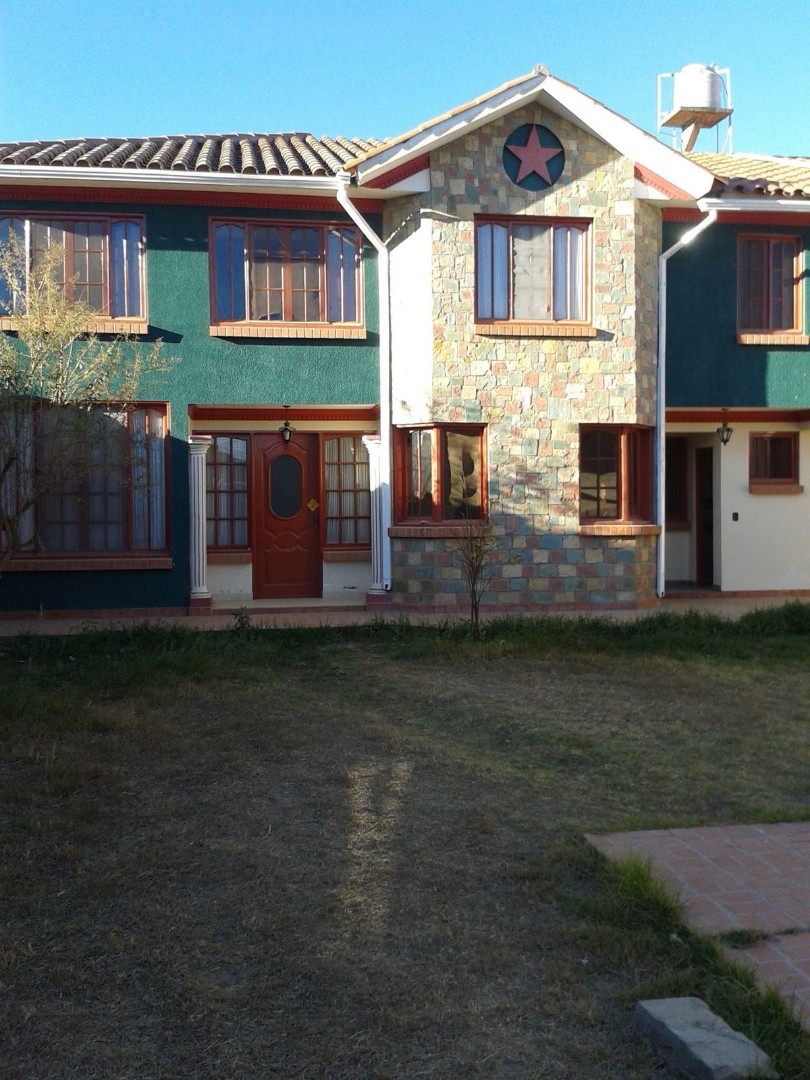 Casa en San Gerónimo en Tarija 3 dormitorios 4 baños 2 parqueos Foto 1