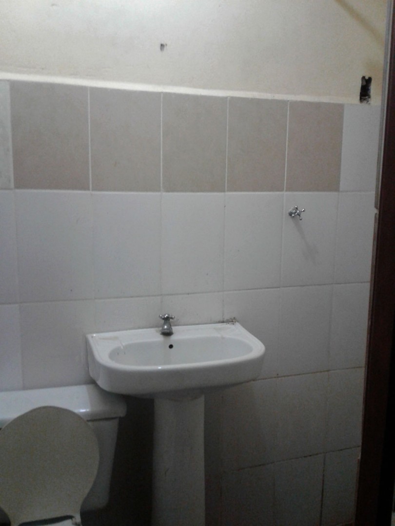 Habitación en AlquilerHabitación simple con baño privado, Av. Roca y Coronado 2° anillo Bs. 800    1 parqueos Foto 3