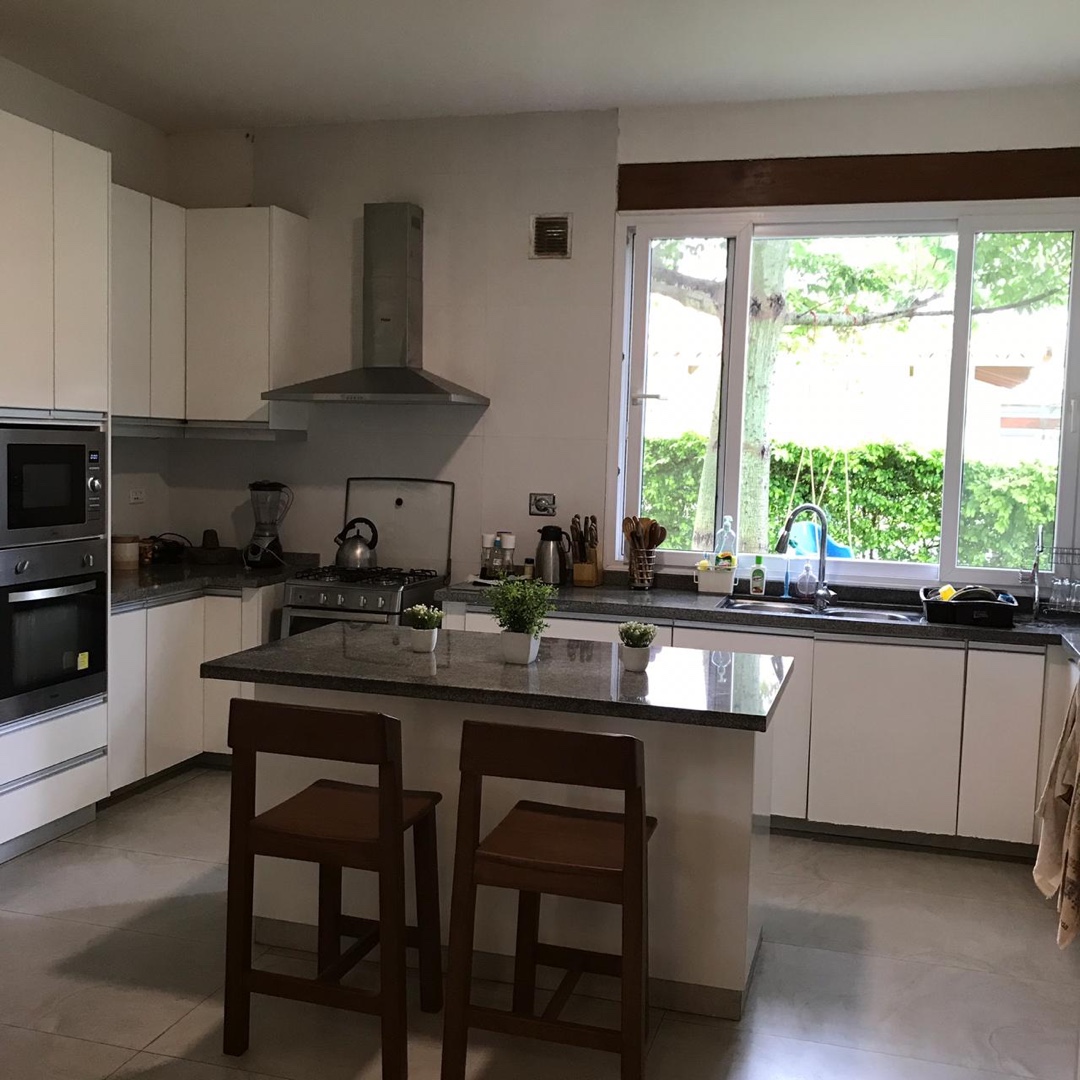 Casa en AlquilerAvda Pirai y 5to anillo 4 dormitorios 6 baños 3 parqueos Foto 3