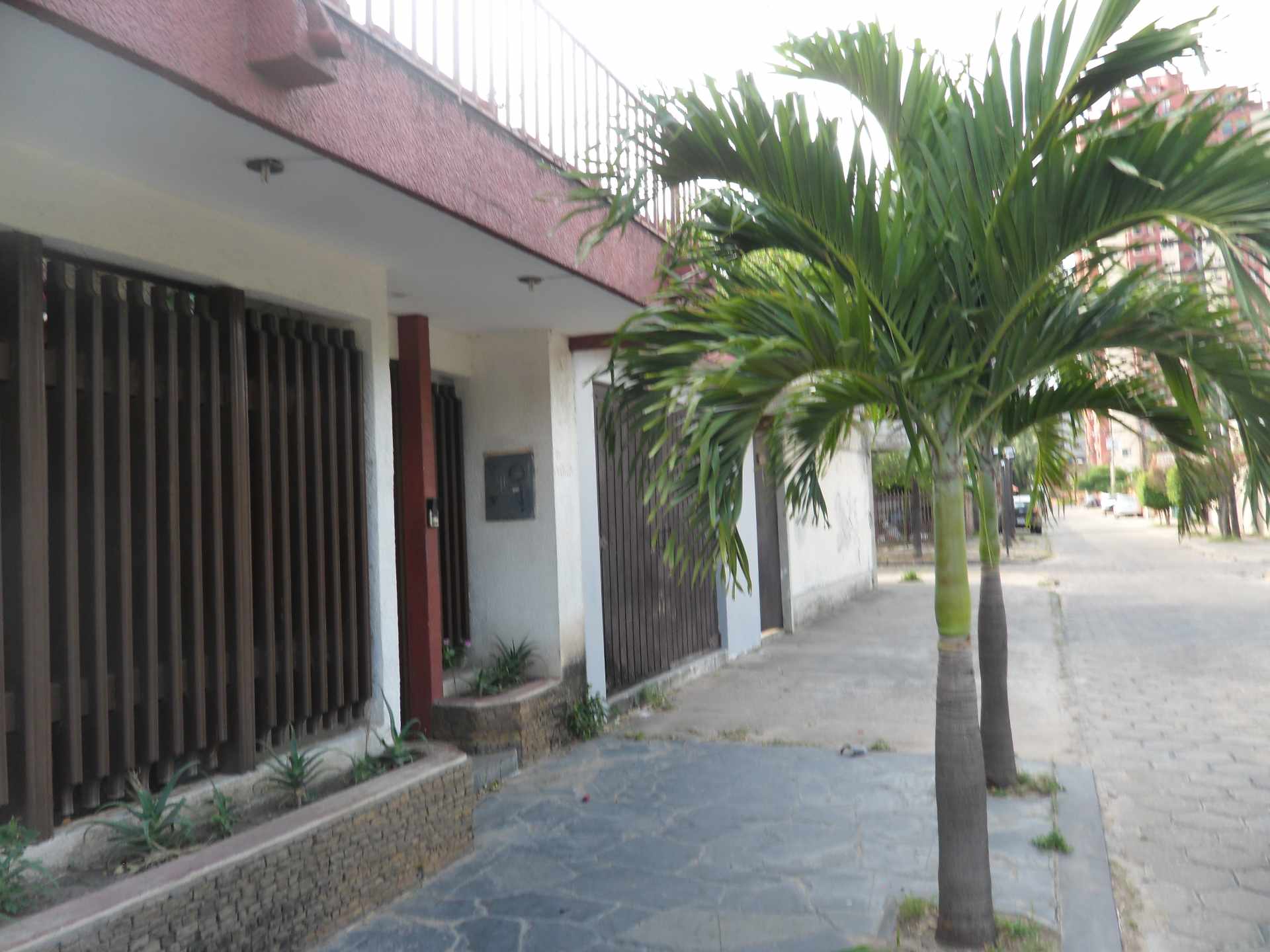 Casa Calle Riquió #115, entre Charcas y Suarez Arana, a una cuadra del 2do anillo Foto 10