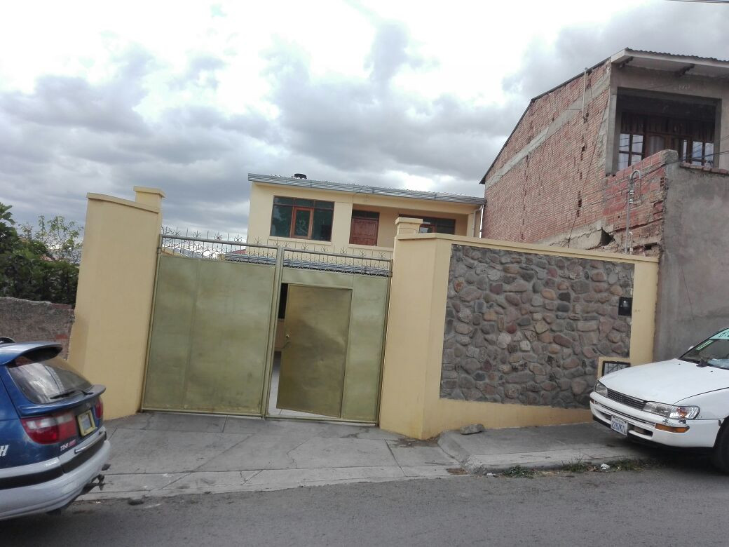 Casa en VentaHERMOSA CASA EN VENTA. DEL COLEGIO  GUADALUPANO 8 CALLES AL NORTE -Cochabamba Bolivia  Foto 1