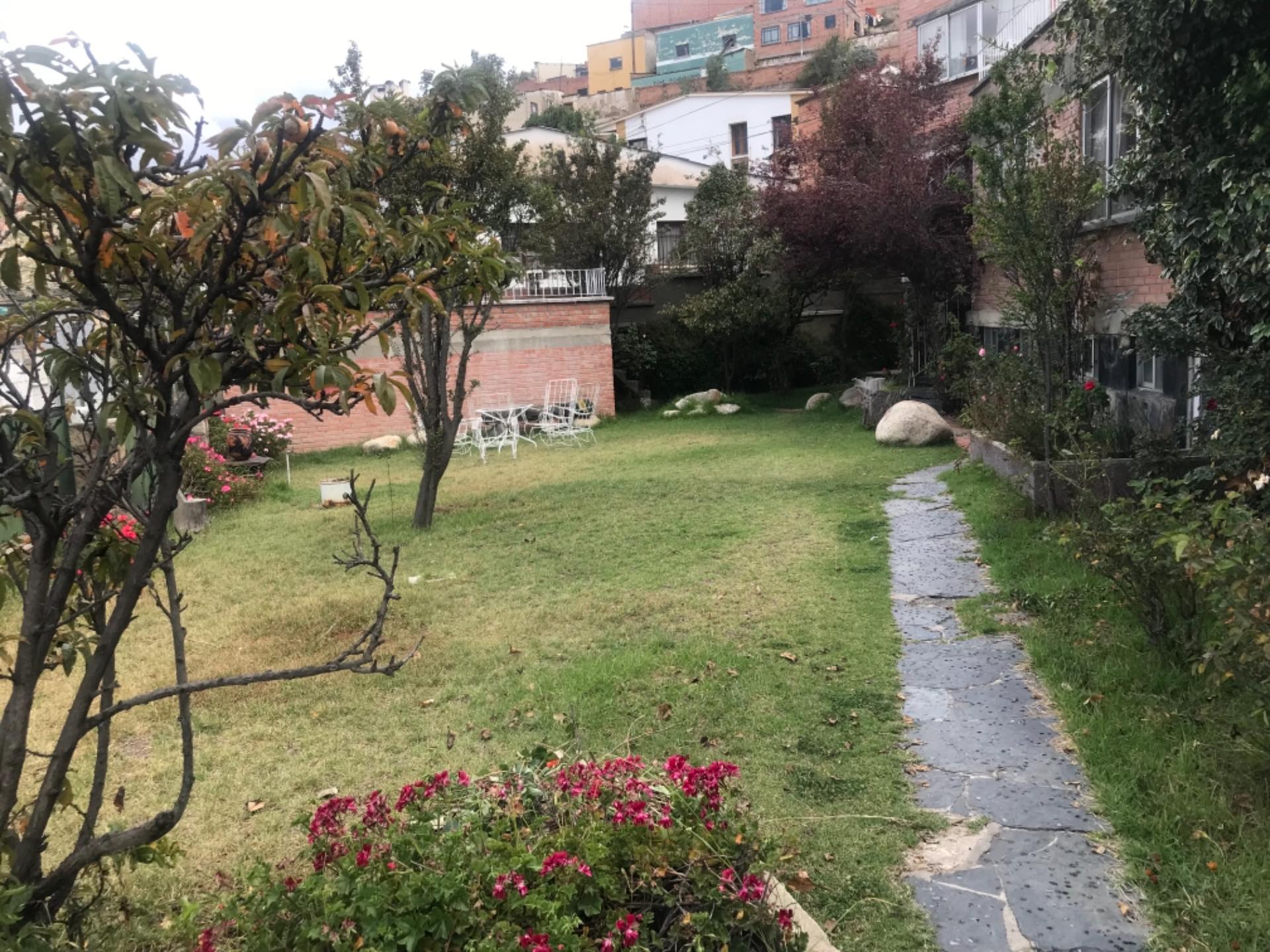 Casa en VentaObrajes calle 1 , a media cuadra de la universidad católica boliviana 7 dormitorios 4 baños 3 parqueos Foto 4