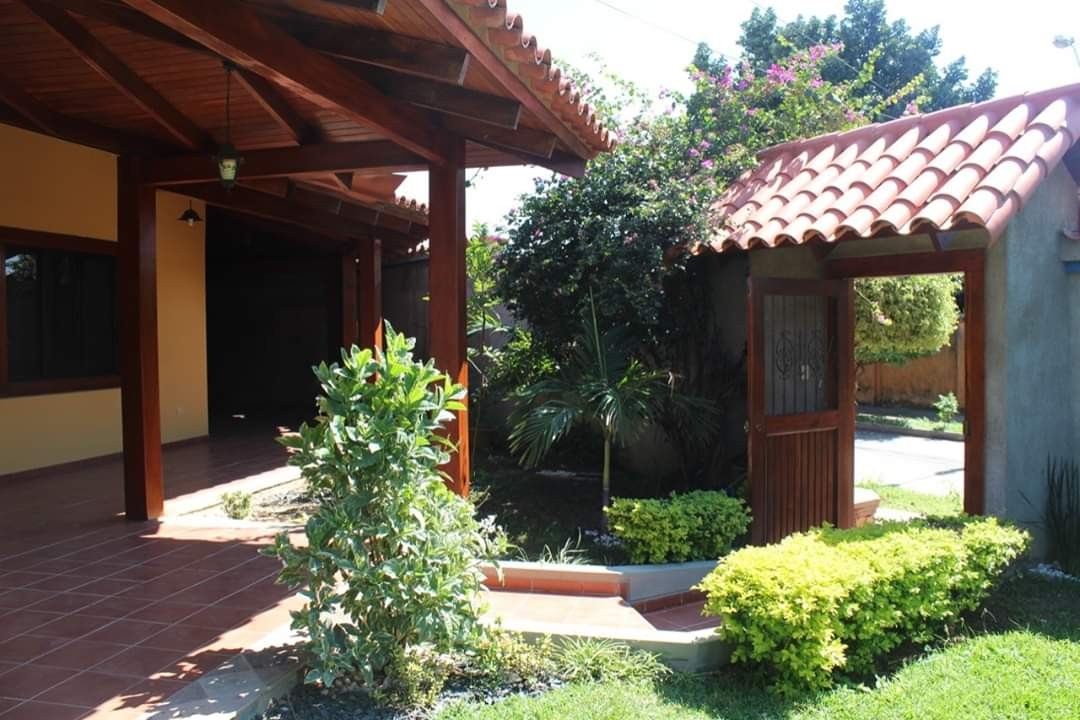 Casa en Entre 3er y 4to anillo Sur en Santa Cruz de la Sierra 4 dormitorios 3 baños 2 parqueos Foto 10
