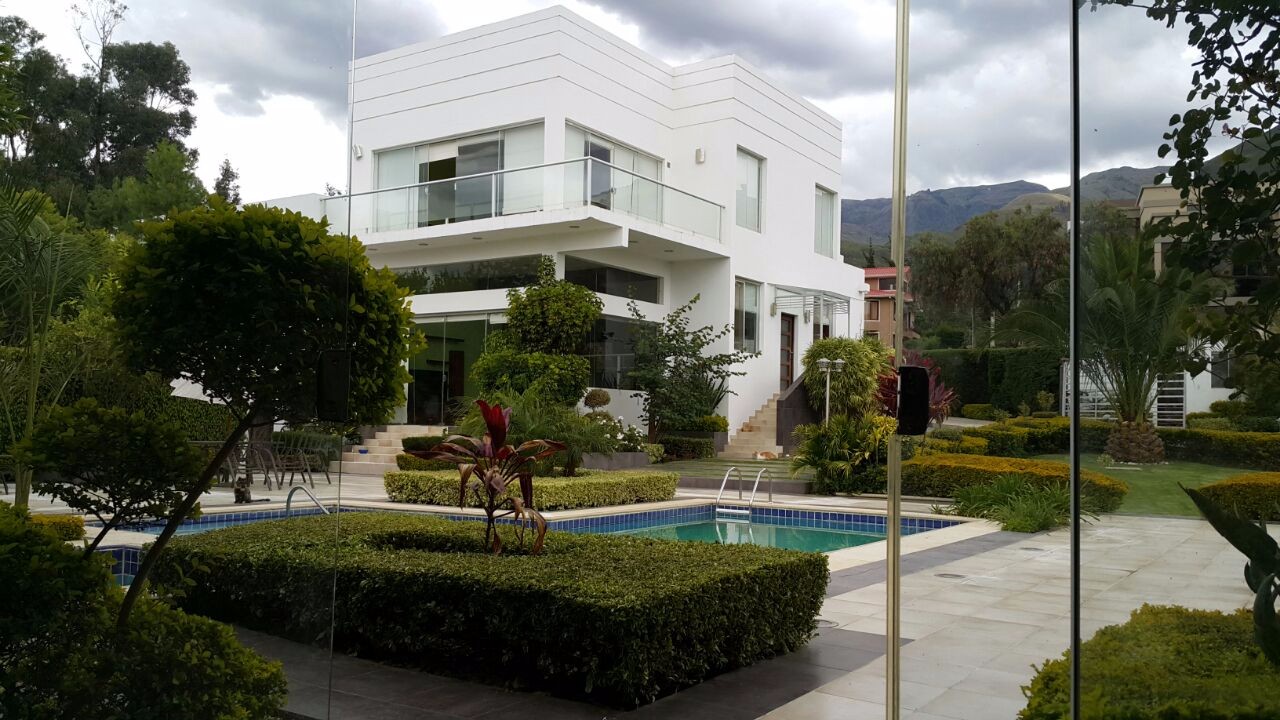 Casa en Tiquipaya en Cochabamba 4 dormitorios 5 baños 5 parqueos Foto 9