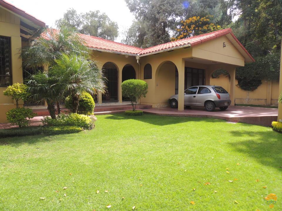 Casa en Queru Queru en Cochabamba 4 dormitorios 4 baños 3 parqueos Foto 1