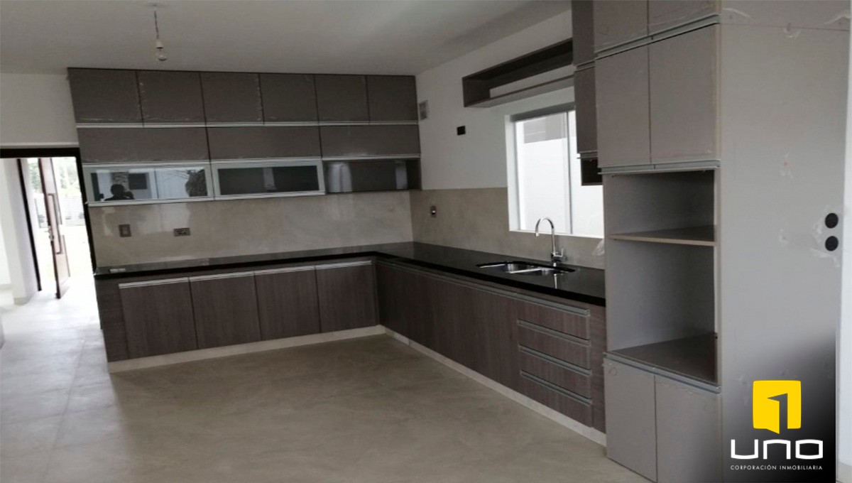Casa en El Remanso en Santa Cruz de la Sierra 4 dormitorios 4 baños 3 parqueos Foto 2