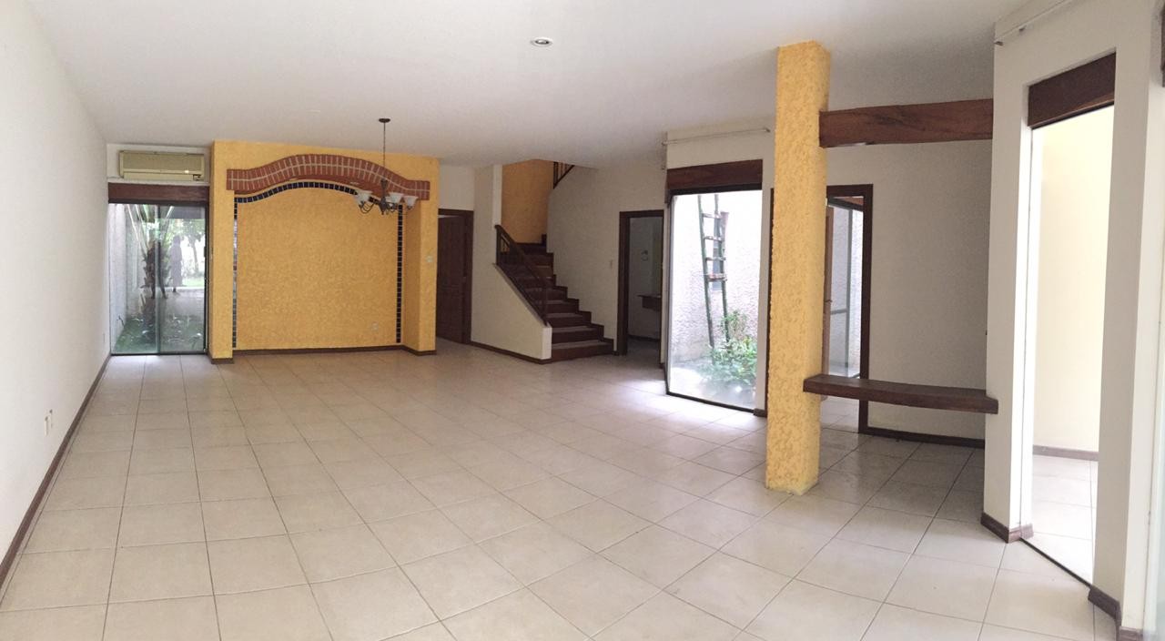 Casa en VentaCalle Barcelona zona las palmas  4 dormitorios 5 baños 2 parqueos Foto 3