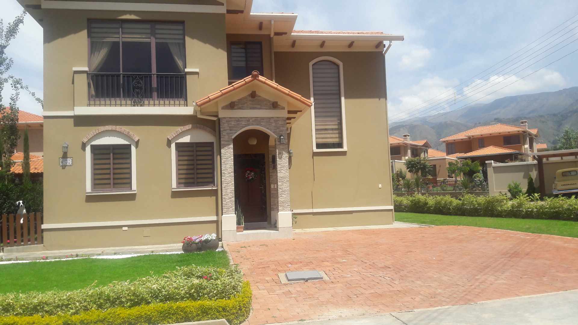 Casa en Tiquipaya en Cochabamba 3 dormitorios 4 baños 4 parqueos Foto 4