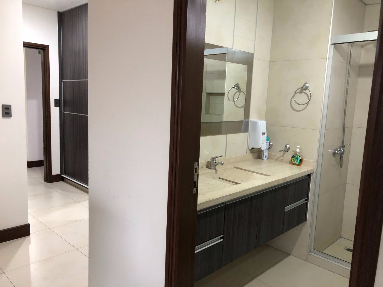 Departamento en Entre 3er y 4to anillo Oeste en Santa Cruz de la Sierra 3 dormitorios 2 baños 1 parqueos Foto 5