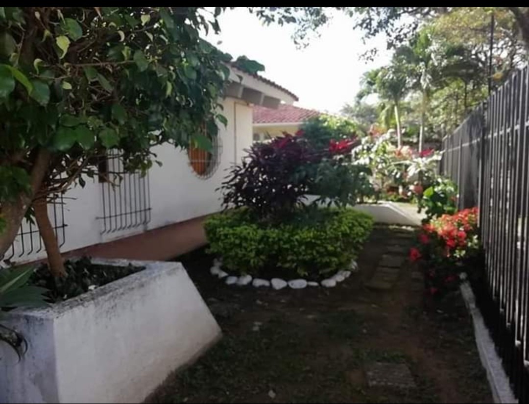 Casa en Barrio Urbari en Santa Cruz de la Sierra 4 dormitorios 6 baños 2 parqueos Foto 6