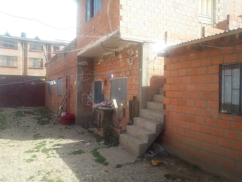 Casa en VentaAv. 16 de Octubre No. 816 a una cuadra de la Av. Bolivia ciudad de El Alto 3 dormitorios 1 baños  Foto 3