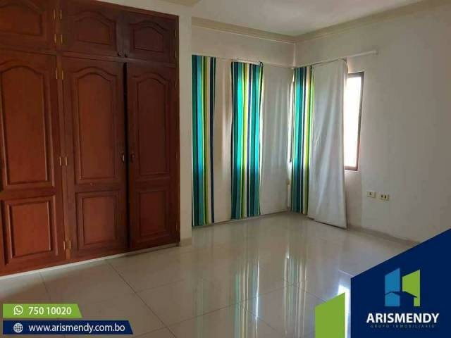 Casa en Entre 5to y 6to anillo Norte en Santa Cruz de la Sierra 4 dormitorios 6 baños 4 parqueos Foto 1