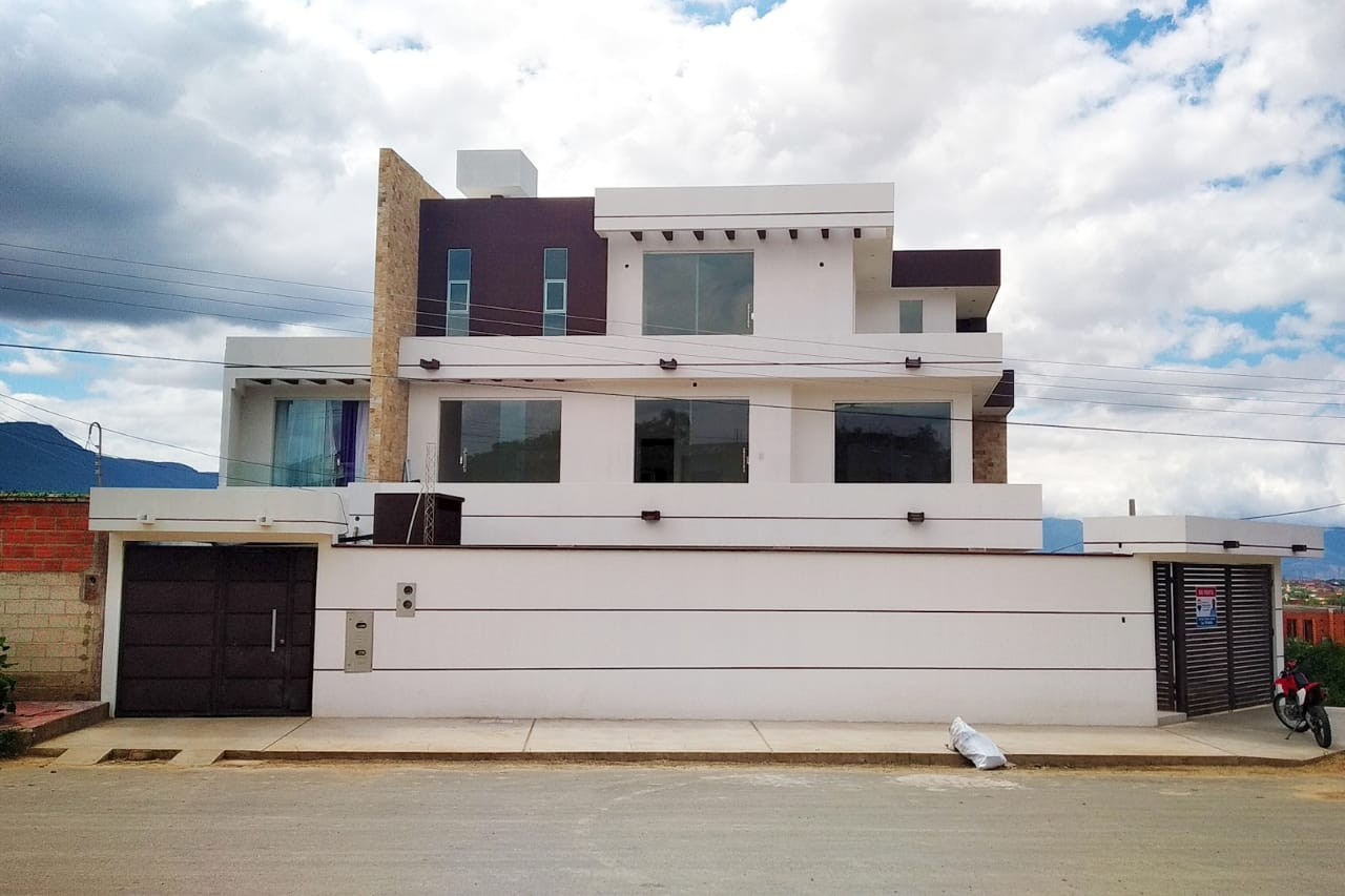 Casa en Aeropuerto en Tarija 5 dormitorios 5 baños 3 parqueos Foto 14