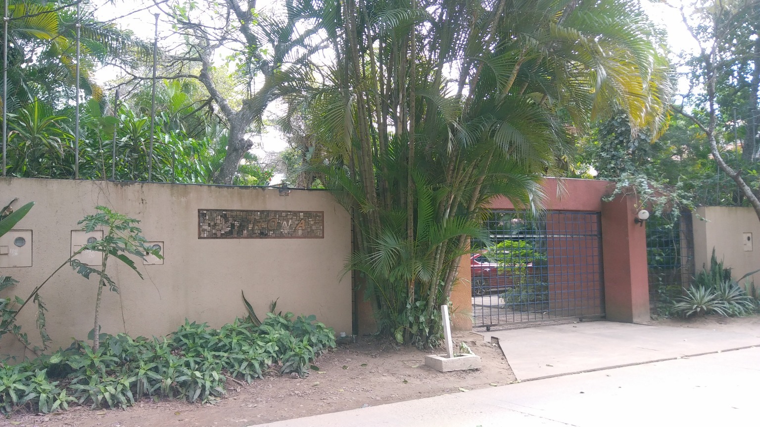 Casa en VentaLUJOSA Y AMPLIA CASA CONDOMINIO VERONA, DOBLE VIA DETRÁS DE UNITEL 4 dormitorios 4 baños 2 parqueos Foto 1