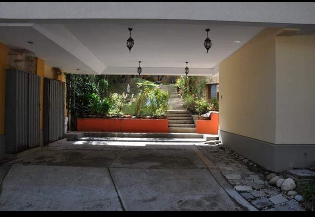 Casa en Achumani en La Paz 4 dormitorios 4 baños 6 parqueos Foto 5