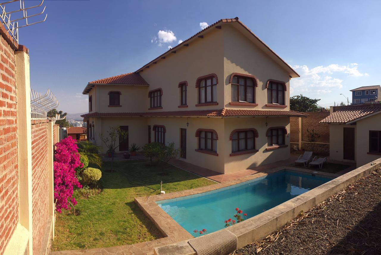 Casa en VentaCalle Cafetales entre Manzanilla y Duraznero 4 dormitorios 5 baños 2 parqueos Foto 1