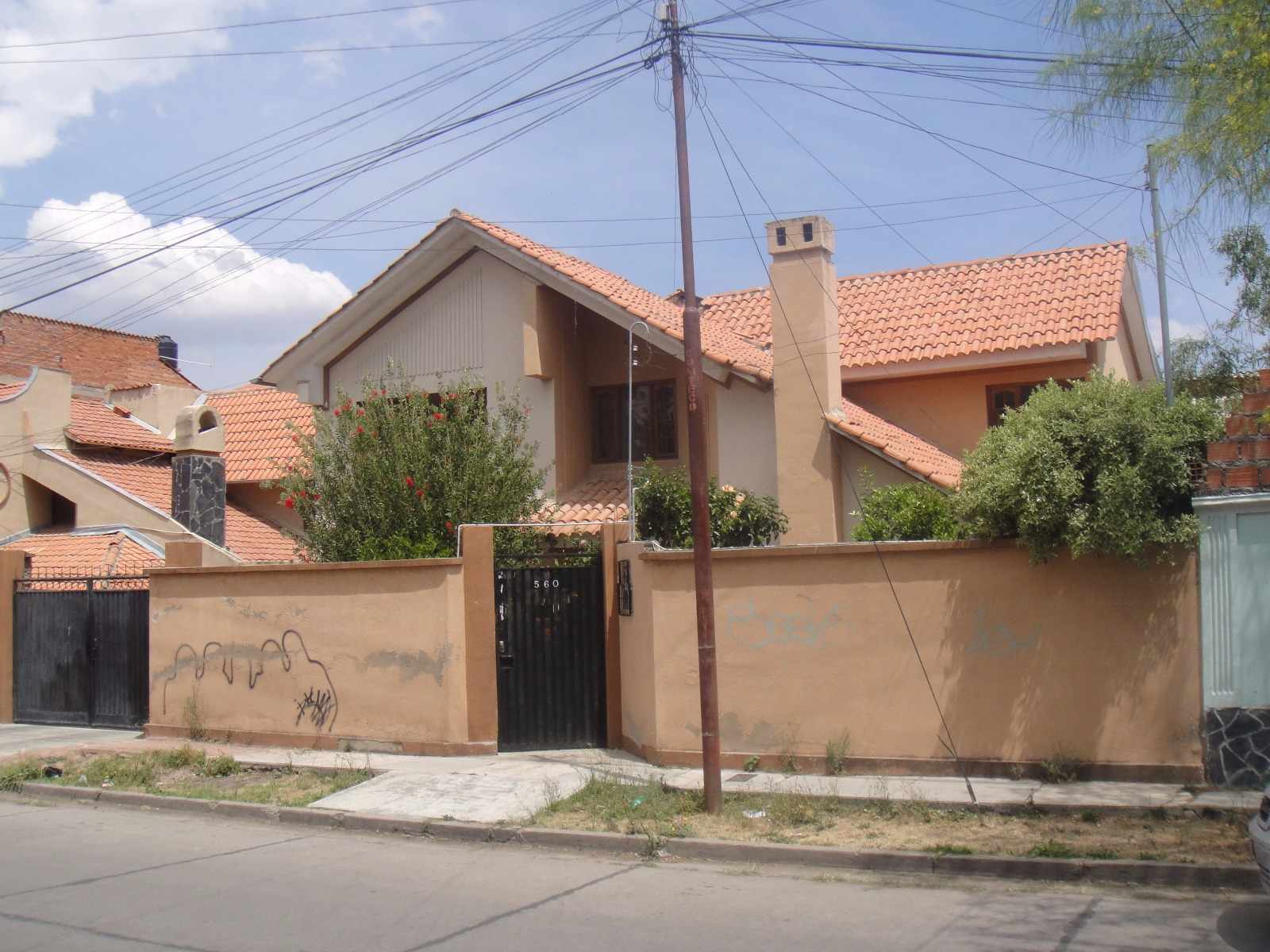 Casa en Cala Cala en Cochabamba 5 dormitorios 4 baños 3 parqueos Foto 1