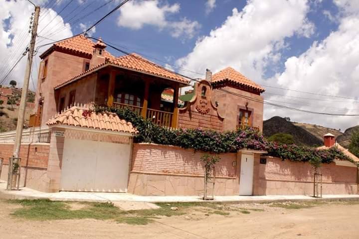 Casa en Sucre en Sucre 7 dormitorios 5 baños 3 parqueos Foto 3