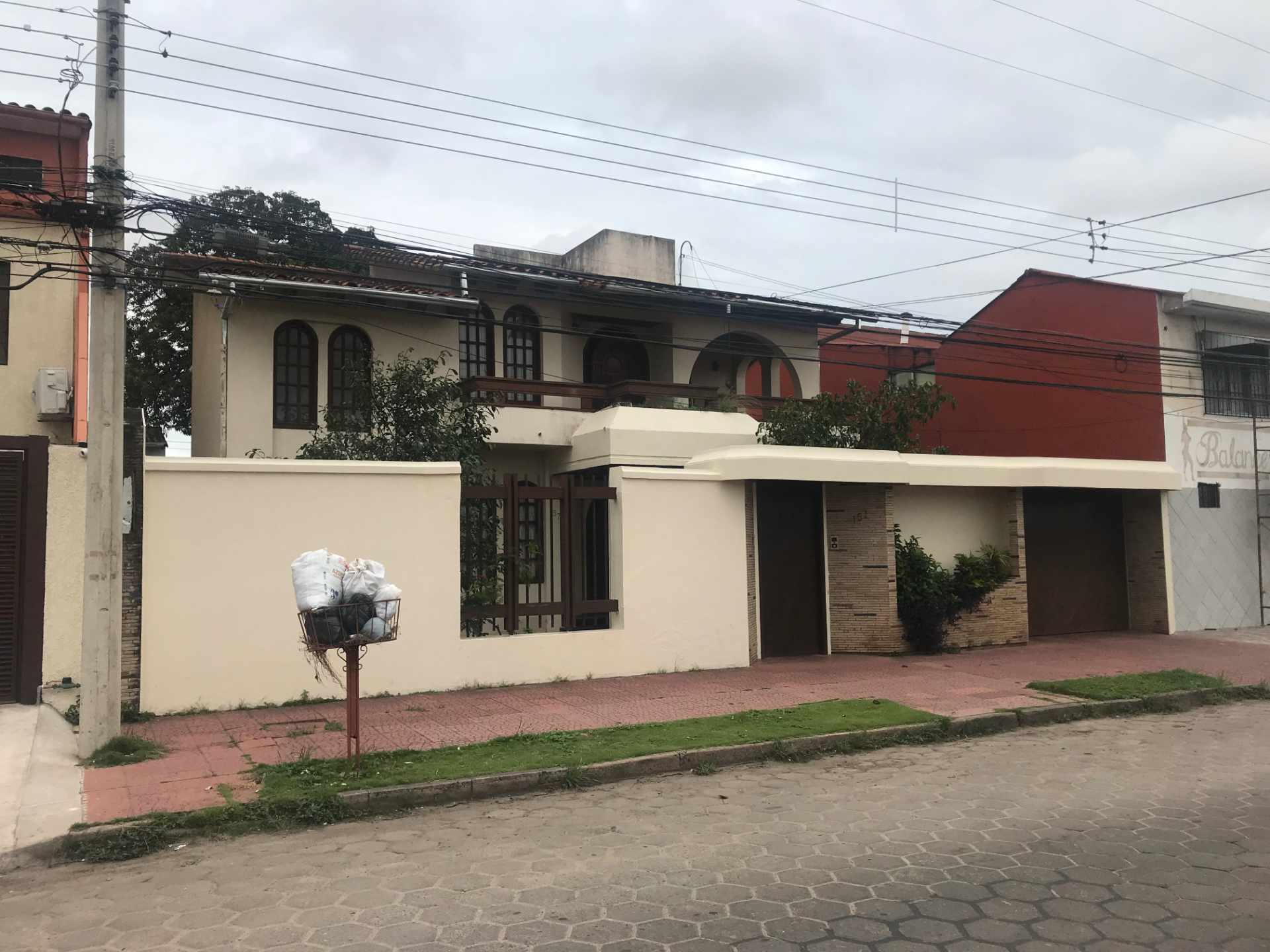Casa en VentaZona Sur de la Ciudad, Barrio Ramafa frente al Colegio Militar de Aviación. Foto 1