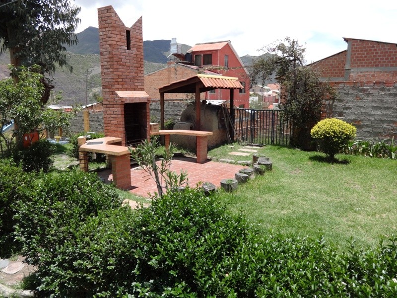 Casa en Mecapaca en La Paz 4 dormitorios 5 baños 10 parqueos Foto 2