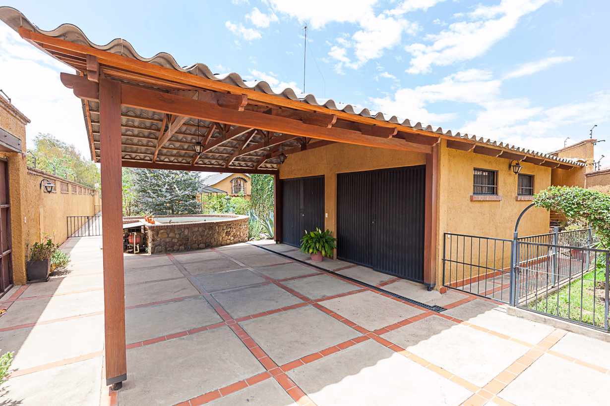 Casa en VentaTiquipaya - Casco urbano - 2 minutos de la plaza principal de Tiquipaya 6 dormitorios 5 baños 6 parqueos Foto 14