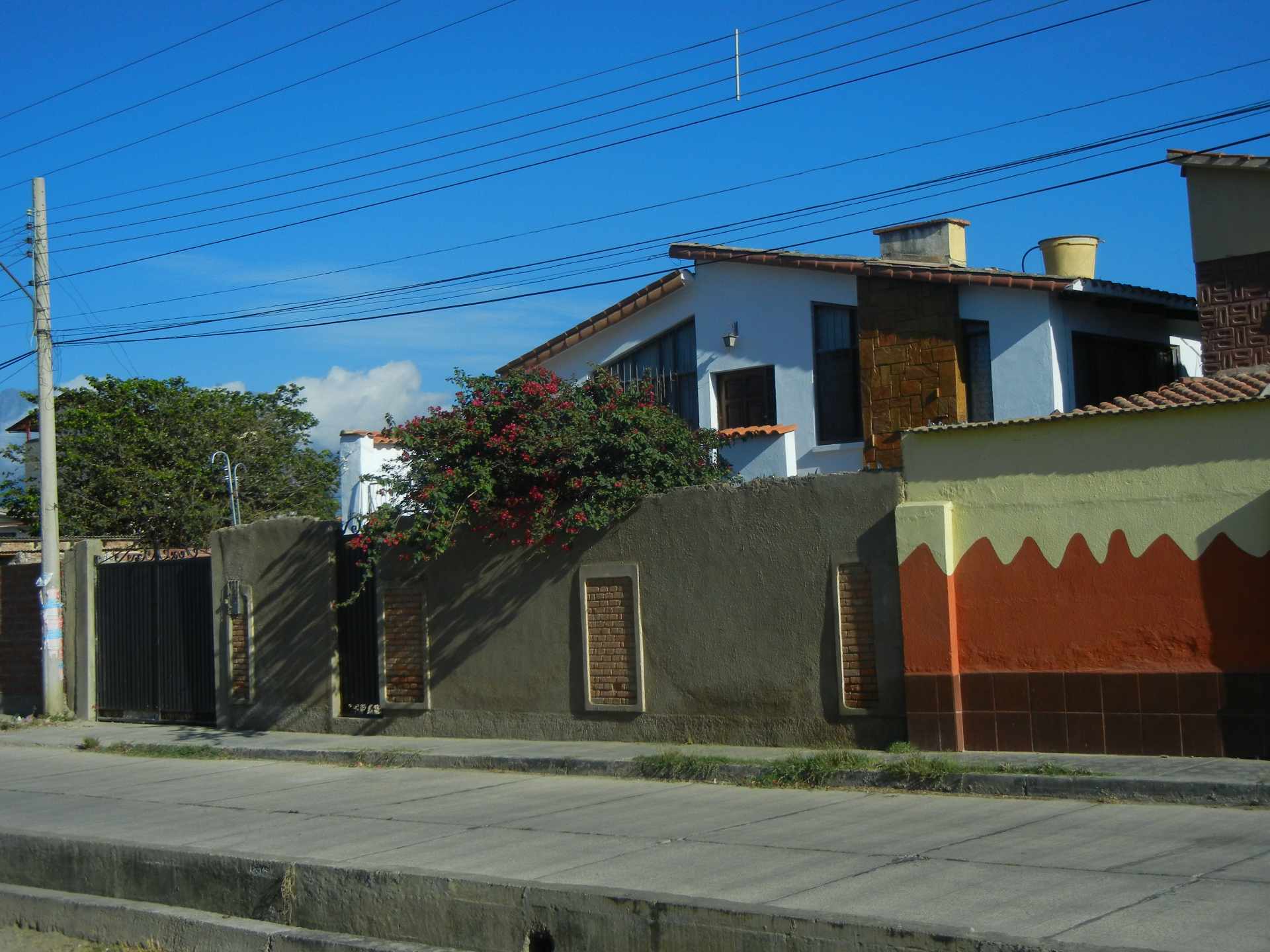 Casa en Colcapirhua en Cochabamba 5 dormitorios 2 baños 2 parqueos Foto 3