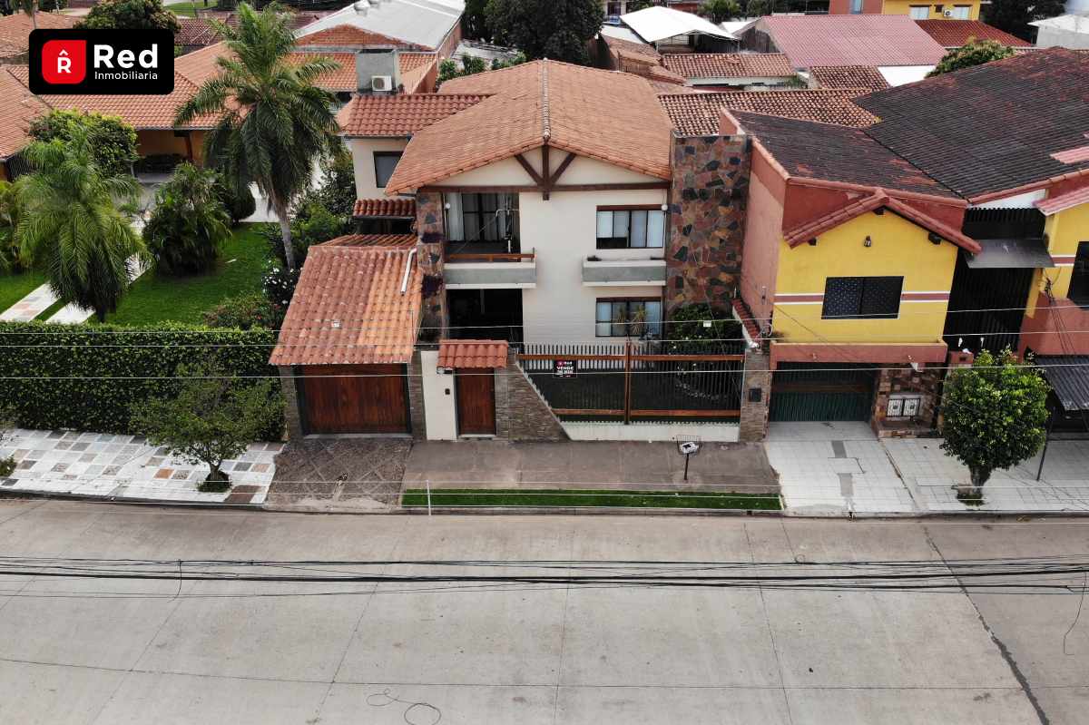 Casa en VentaZona Barrio Lindo, entre Av.Cumavi y Av. 3 Pasos al frente.
A pocos metros del 4to anillo. 5 dormitorios 6 baños 4 parqueos Foto 4
