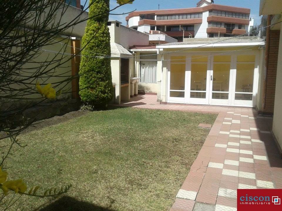 Casa en Achumani en La Paz 3 dormitorios 4 baños 3 parqueos Foto 1