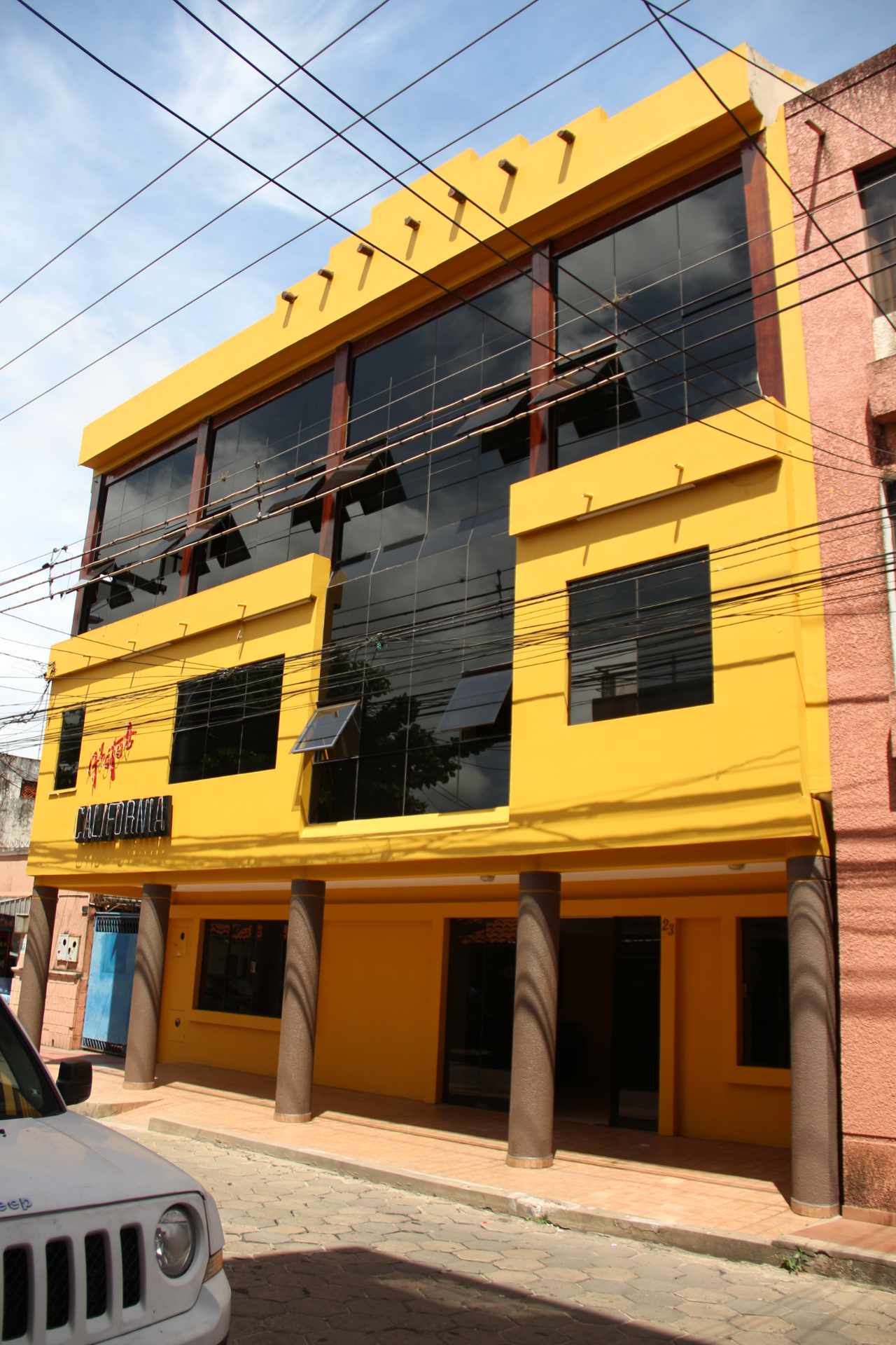 Edificio Av. Cañoto, Calle Charagua N°23 Foto 2