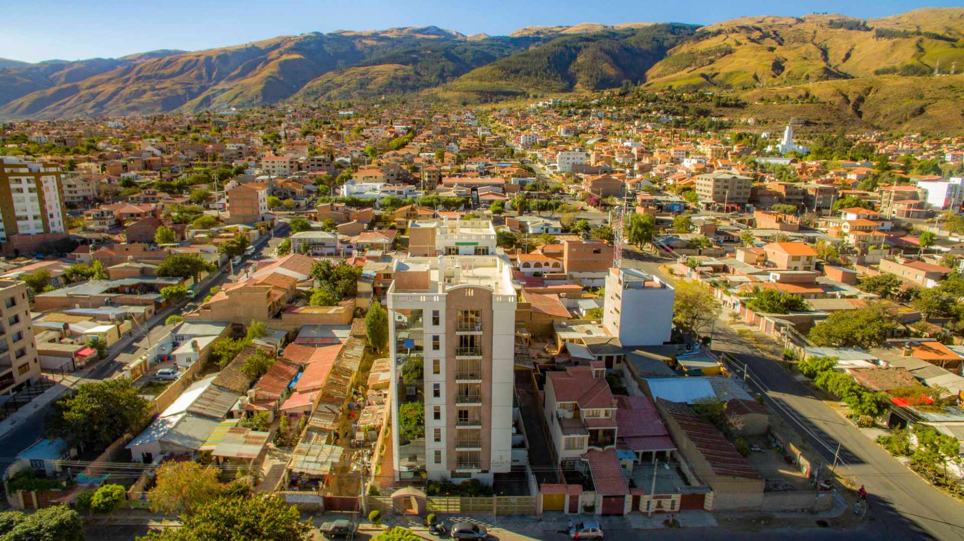 Departamento en Queru Queru en Cochabamba 4 dormitorios 5 baños 2 parqueos Foto 19