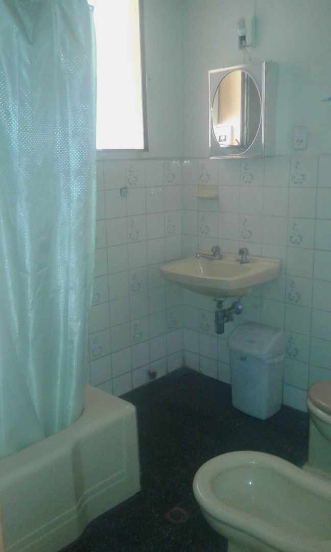 Departamento en AnticréticoEdificio Brasilia, calle J.J.Pérez esq. Av. 6 de Agosto Nº 227 Sopocachi (frente al Monoblock UMSA). CEL. 6 9 9  6 9 9  1 1  3 dormitorios 3 baños  Foto 8
