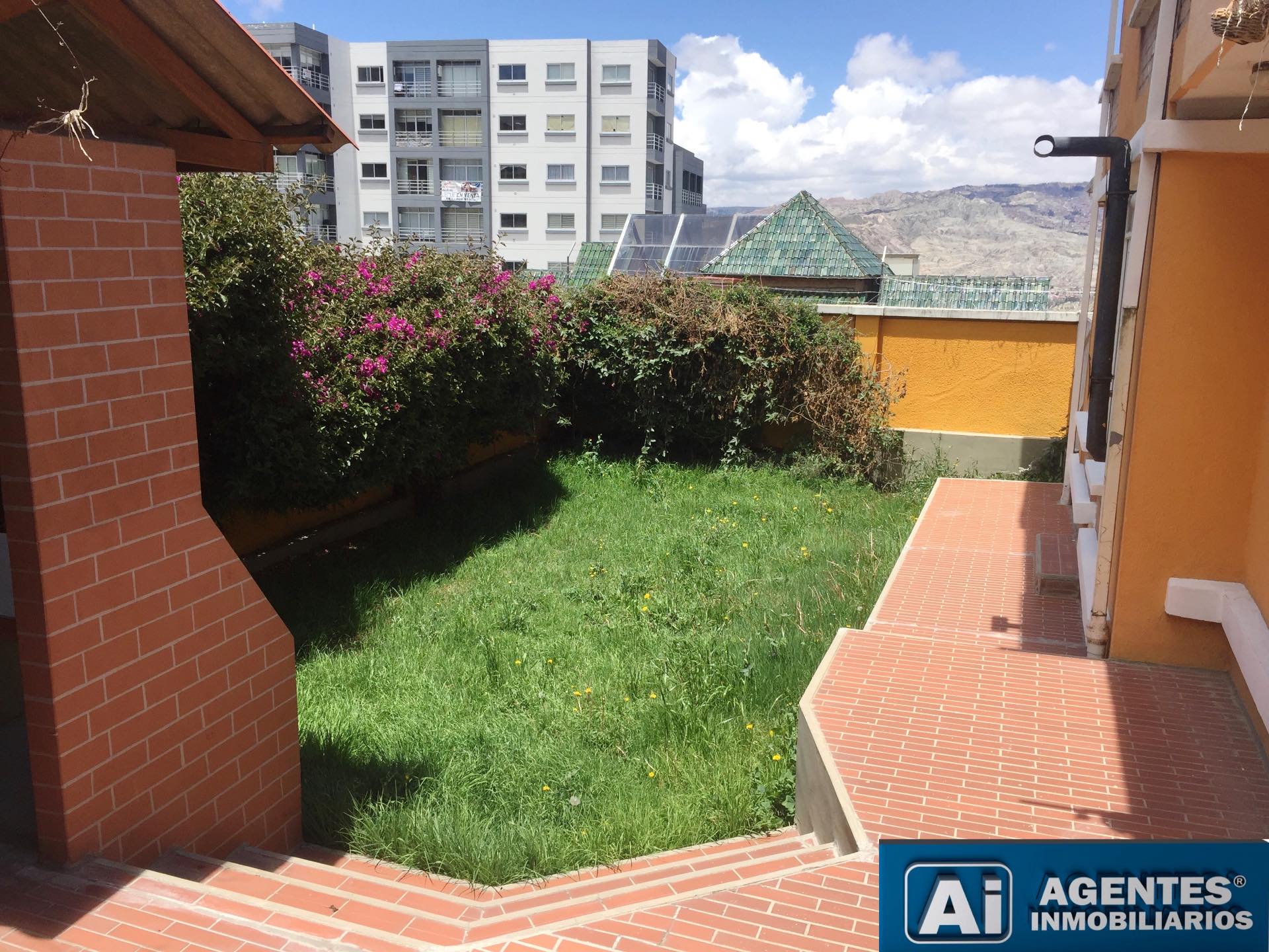 Casa en Cota Cota en La Paz 3 dormitorios 4 baños 1 parqueos Foto 2