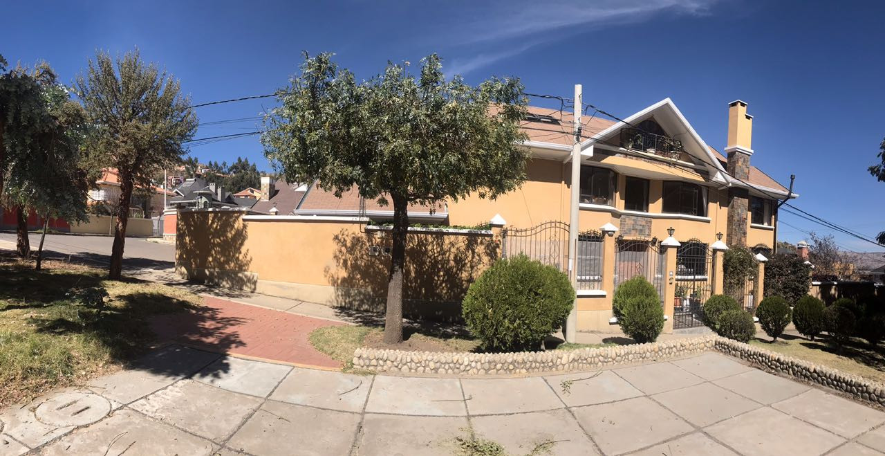 Casa en Achumani en La Paz 5 dormitorios 5 baños 4 parqueos Foto 1