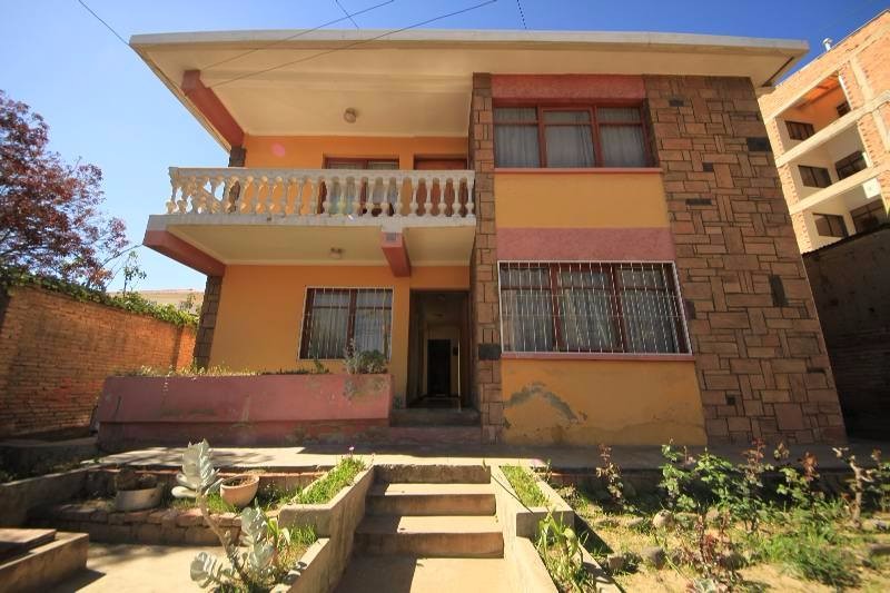 Casa en Mayorazgo en Cochabamba 5 dormitorios 3 baños 1 parqueos Foto 4