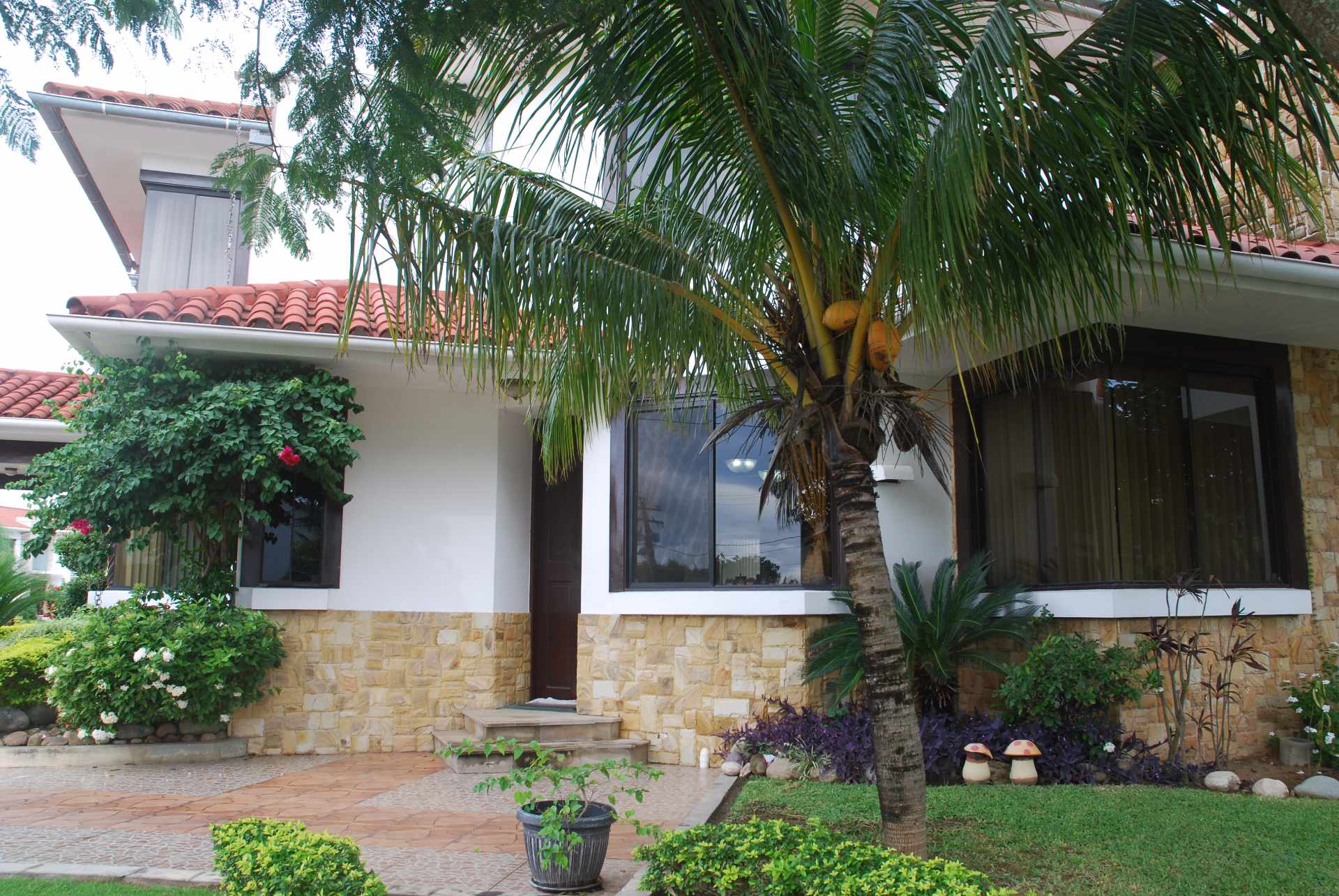 Casa en Venta Cerca km 8,5 Avenida Banzer, 8vo Anillo. 6 dormitorios 8 baños 7 parqueos Foto 4