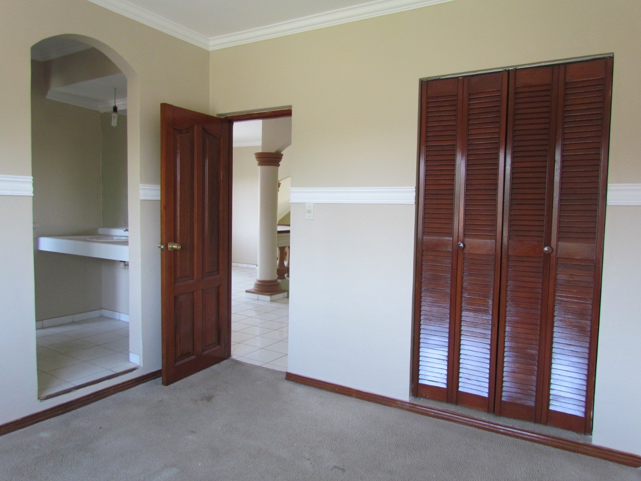 Casa en Entre 4to y 5to anillo Sur en Santa Cruz de la Sierra 4 dormitorios 4 baños 2 parqueos Foto 10