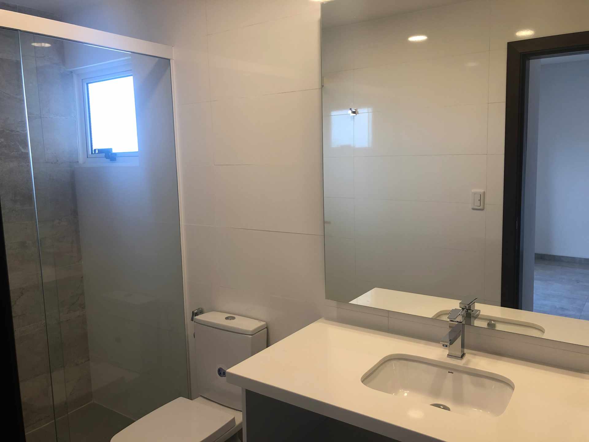 Departamento Condominio Condado 4 [Equipetrol, a lado del Colegio Alemán], Departamento a estrenar de lujo en alquiler de 2 suites + 1 parqueo techado. [1000$us., expensas incluidas] Foto 9