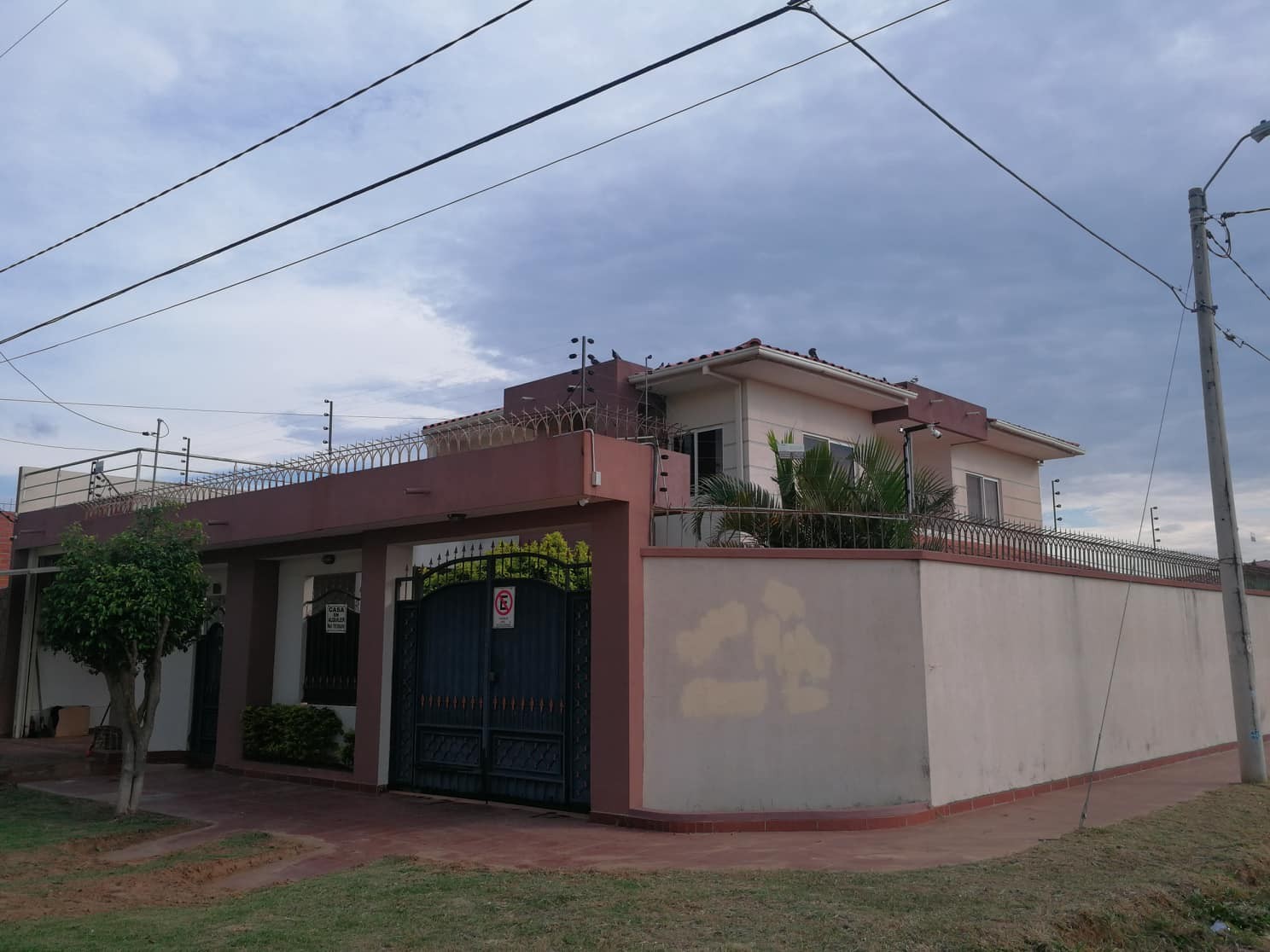 Casa 7 anillo av bolivia frente al coliceo del distrito 12 Foto 13