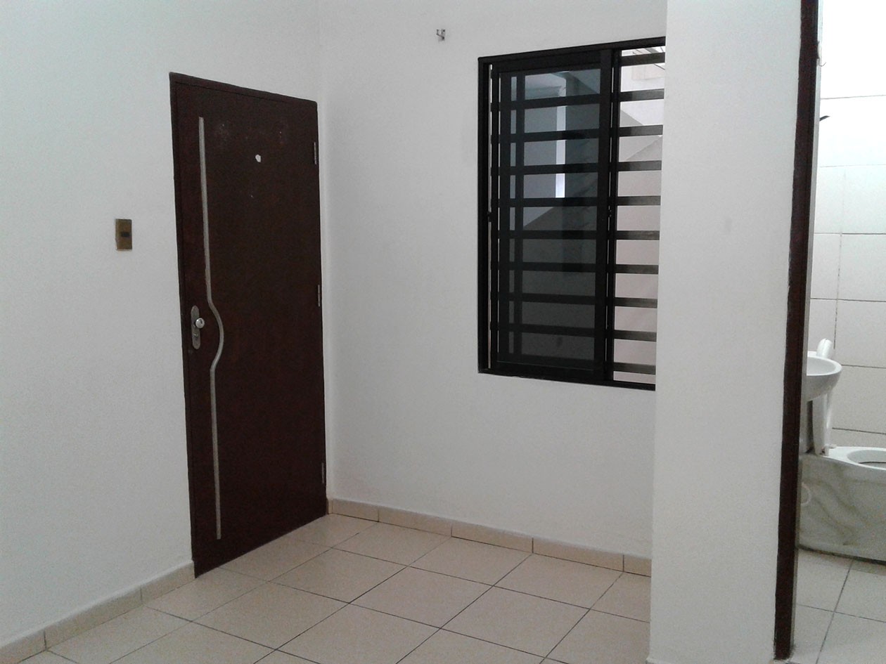 Habitación en AlquilerPequeña habitación con baño privado 1° anillo Av. Centenario, Bs. 800 Foto 1