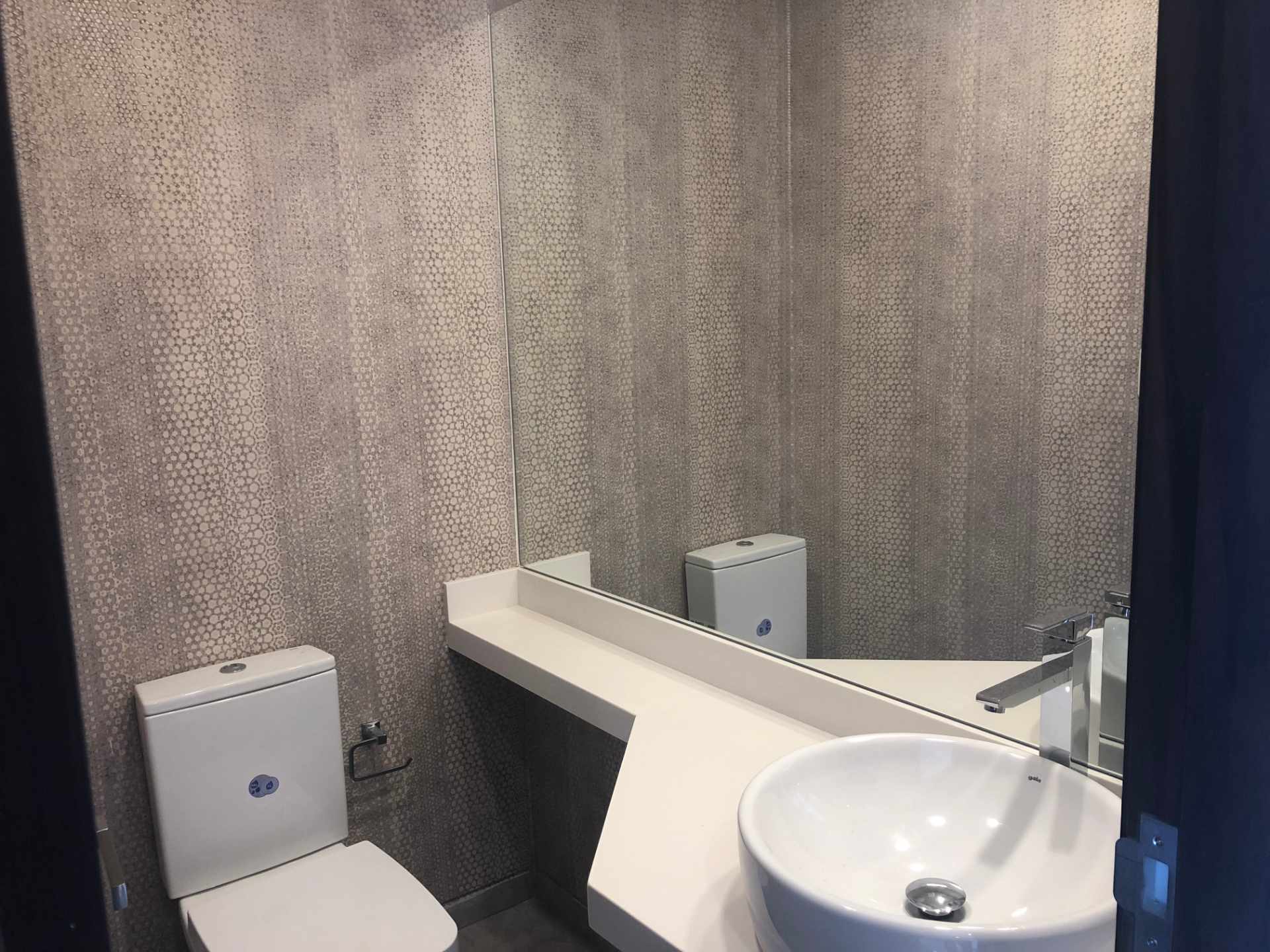 Departamento Condominio Condado 4 [Equipetrol, a lado del Colegio Alemán], Departamento a estrenar de lujo en alquiler de 2 suites + 1 parqueo techado. [1000$us., expensas incluidas] Foto 4