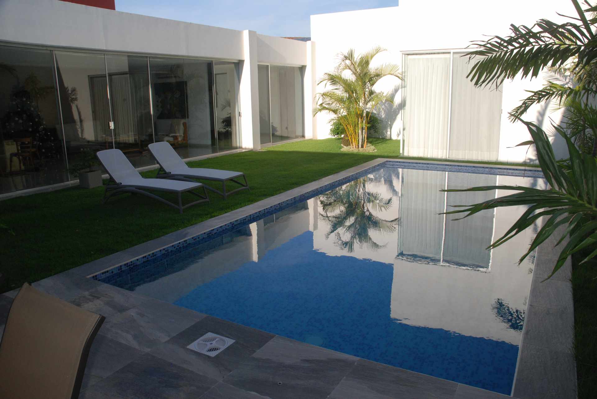 Casa en VentaBarrio Las Palmas,  Hermosa  Casa Minimalista en U  de 350m2 construidos  en terreno de 526m2. 
A estrenar. 4 dormitorios 5 baños 2 parqueos Foto 29