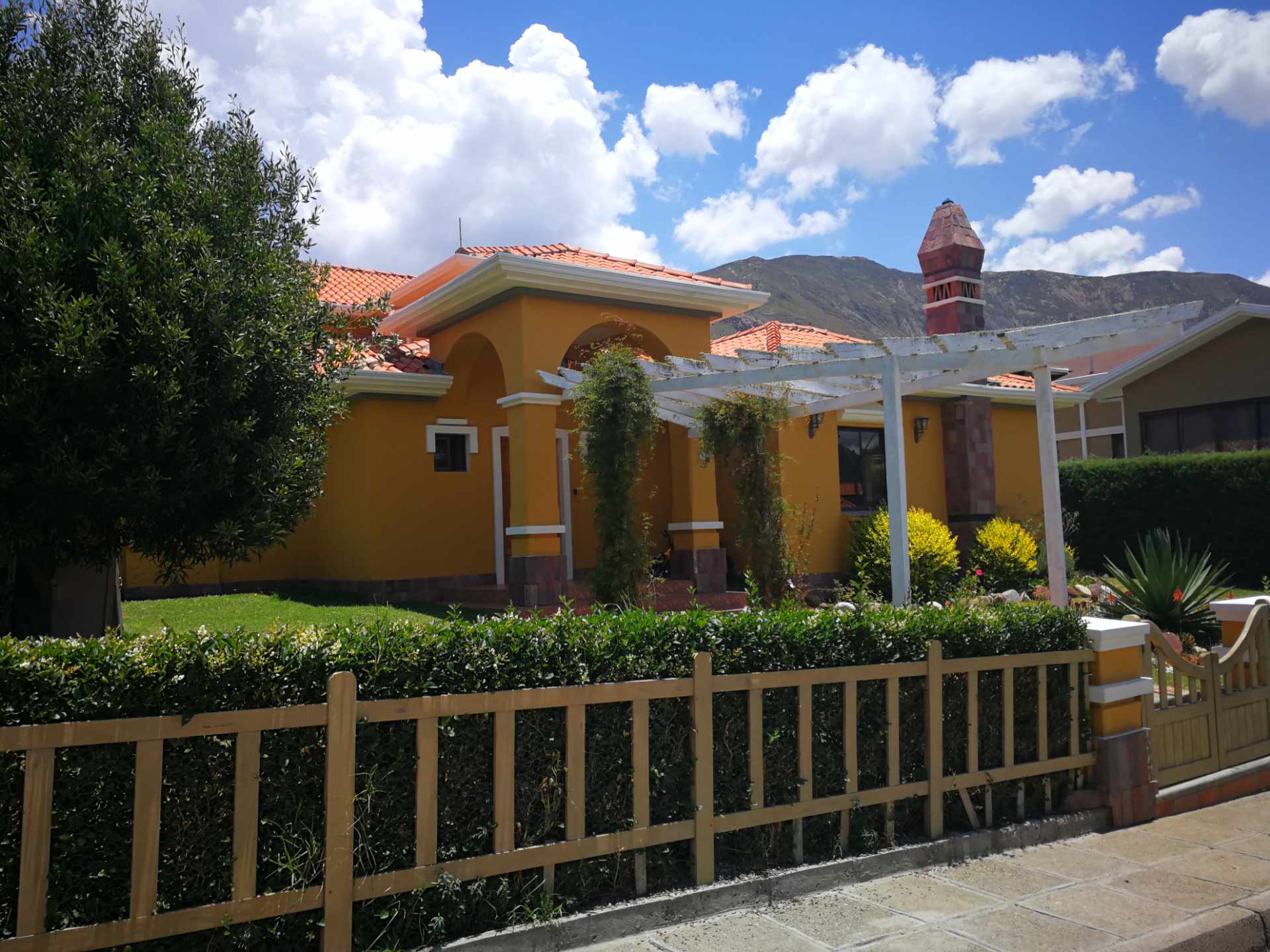 Casa en VentaLa Paz, zona Jupapina urbanización Umamanta II  4 dormitorios 3 baños 2 parqueos Foto 2