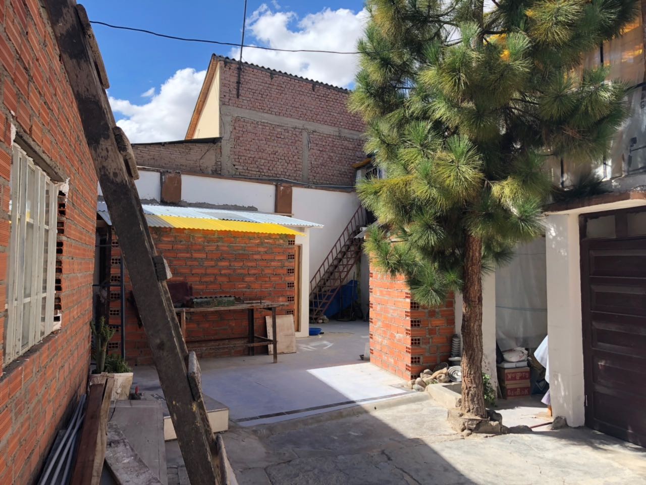 Casa en VentaFrente de la plaza la Plazuela La Rancheria, en la calle La Paz y tupiza,en la esquina sobre el callejon. 5 dormitorios 4 baños 2 parqueos Foto 3