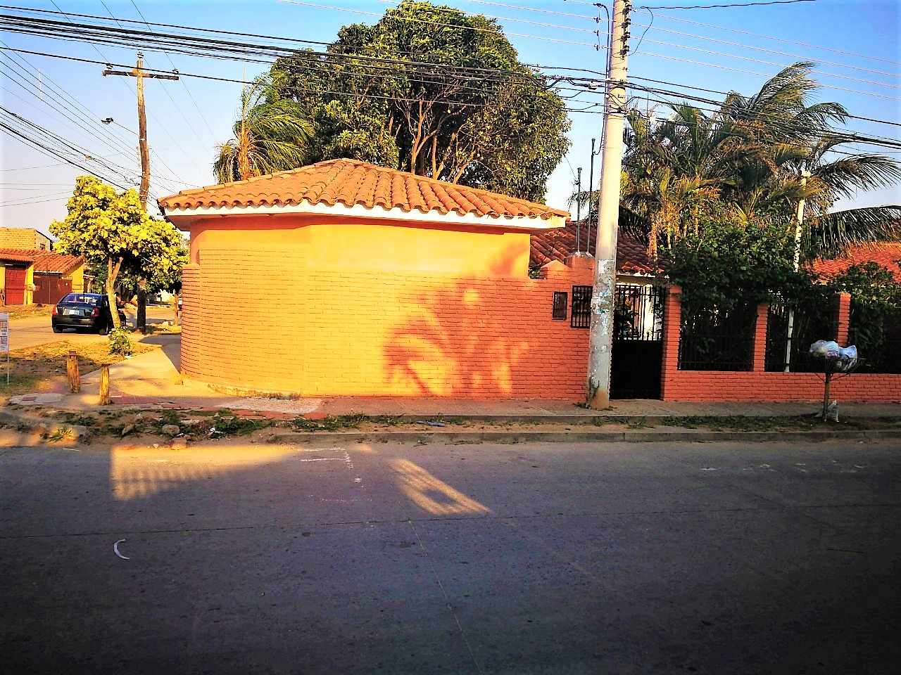 Casa  Barrio Héroes del Chaco, a solo 5 cuadras de la Av. 3 Pasos al frente Foto 1