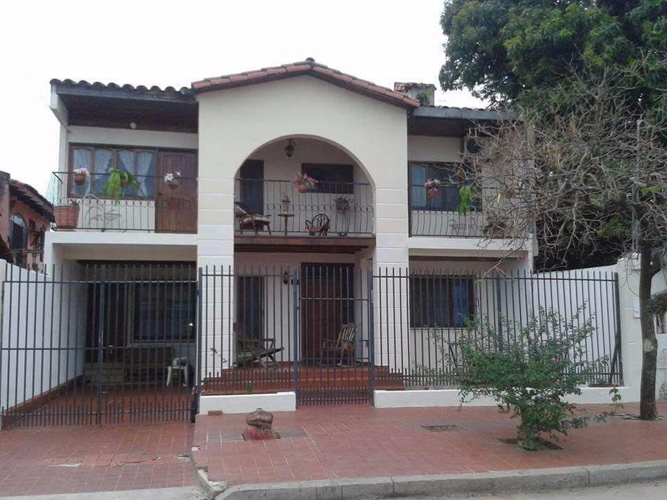Casa en VentaBARRIO CONAVI AV. PARAGUA 6 dormitorios 5 baños 2 parqueos Foto 1